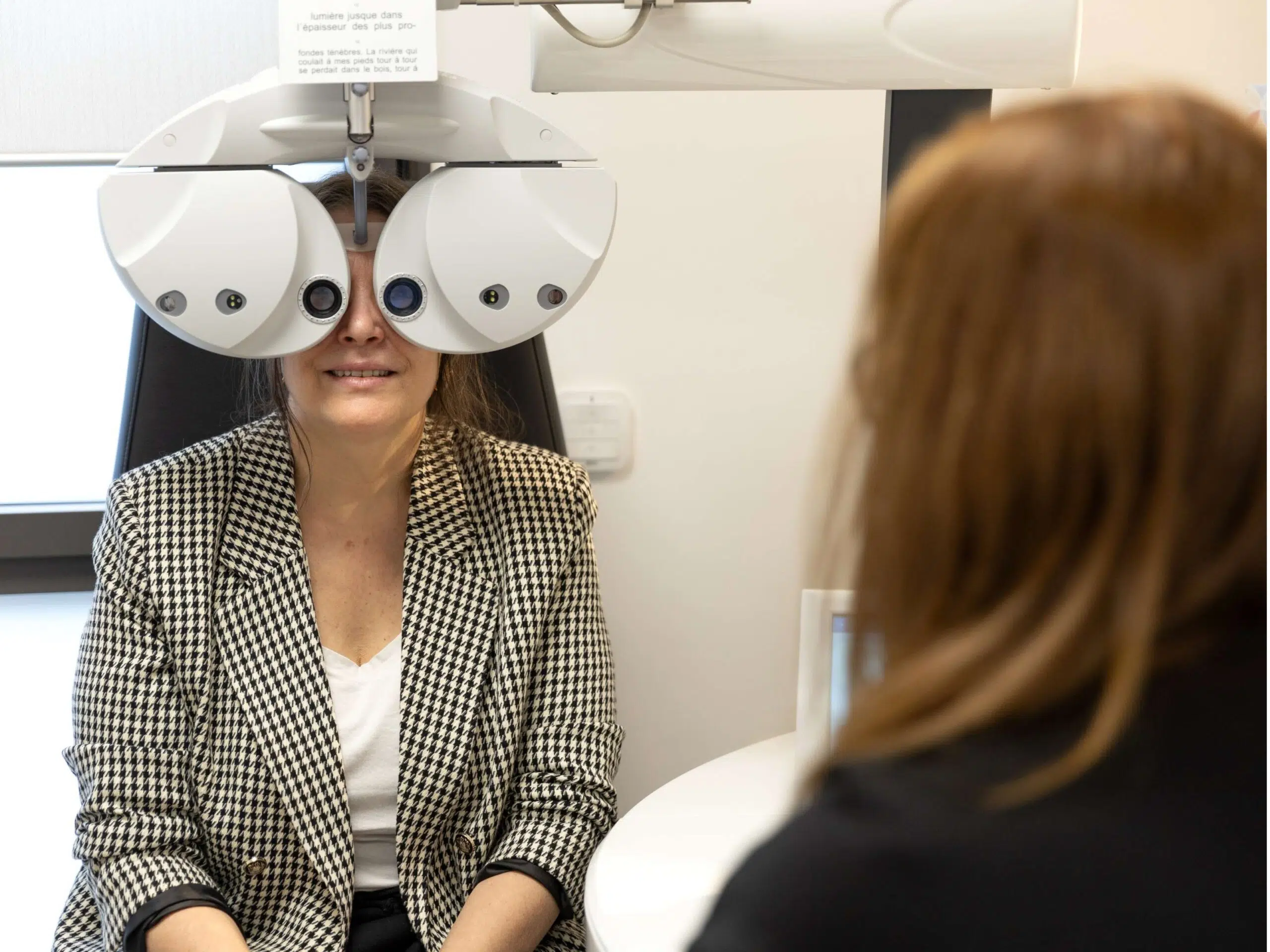 Femme assise devant un appareil de diagnostic oculaire - Renouvellement lunettes | Pôle Ophtalmologie normandie - Barentin