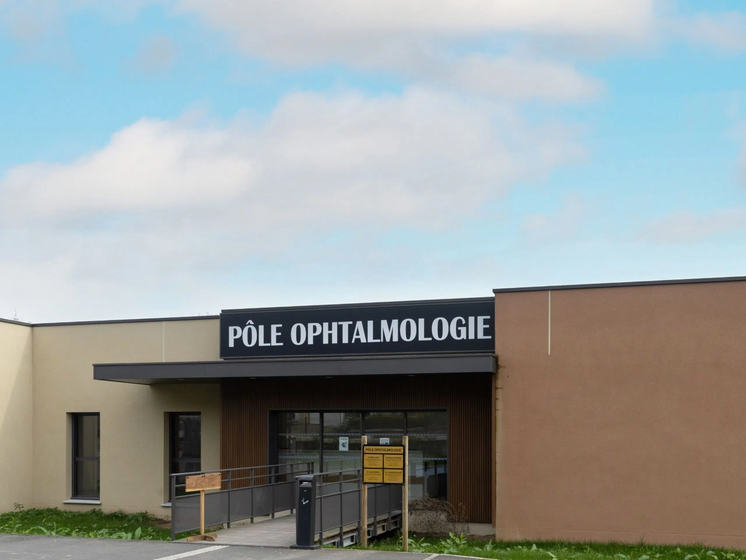 Grand plant sur l'entrée du Pôle Ophtalmologie normandie | Pôle Ophtalmologie normandie - Barentin